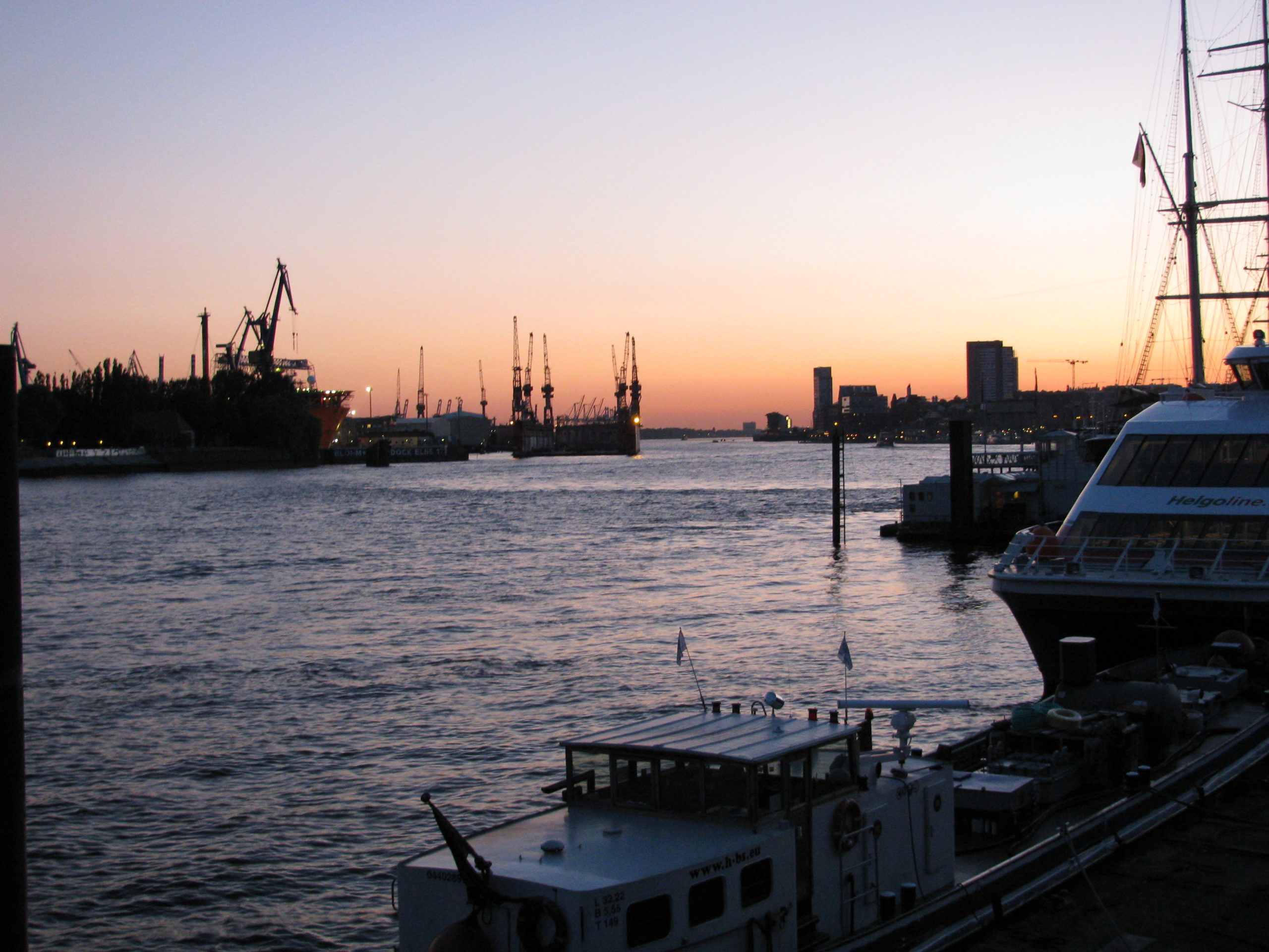 Hamburg Hafen Landungsbrücken am Abend