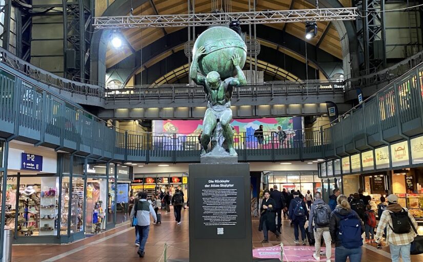 Atlas Skulptur kehrt zurück zum Hamburg Hauptbahnhof